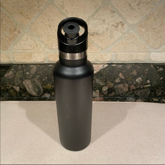 Hydro Flask Standard Mouth with Sport Cap 21 oz in Black - Picture 3 of 5